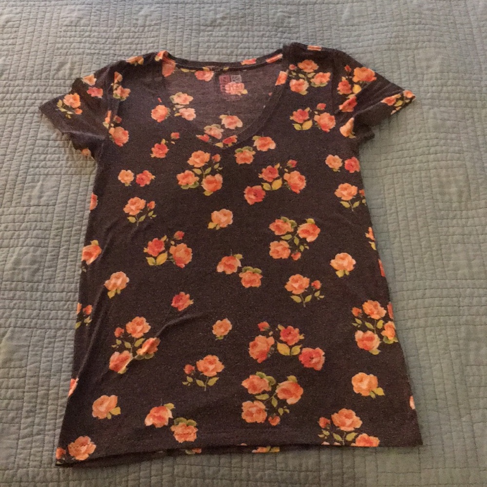 Nollie grey floral V-neck tee